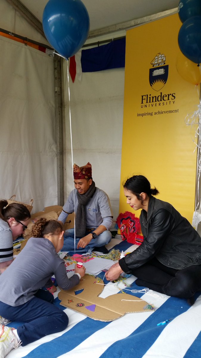 PriyambudiS's tweet photo. Mona Adha, a Jembatan guest from #Bandung run a workshop in #Moonlantern Fest. Thanks to AIA @dfat @DFATinSA https://t.co/Q7hQ0KMooY