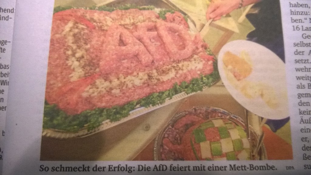 Man muss der #AfD lassen, dass die wissen wie man anständig feiert. Alles wird aus Hack gemacht! #MettIgelEndstufe