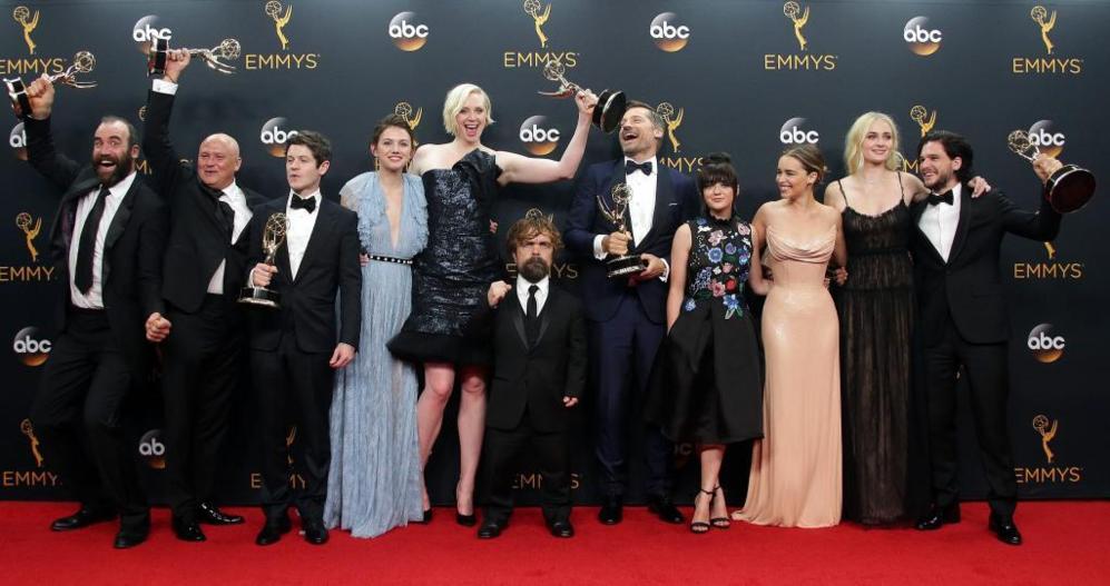 elmundoes's tweet photo. 📸 El trono es suyo: 12 #Emmys 📸 https://t.co/s73K7LotkV https://t.co/vyCEVdIeYN