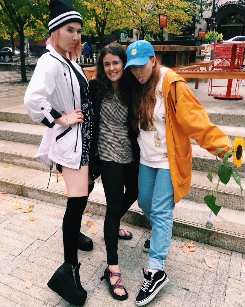 mayafriedman7's tweet photo. Thank u both for being the most inspiration, incredible, fun &amp; funny ppl and for hanging w me! I love u both sm💛❤️🌻 https://t.co/gH7IBpa1E2
