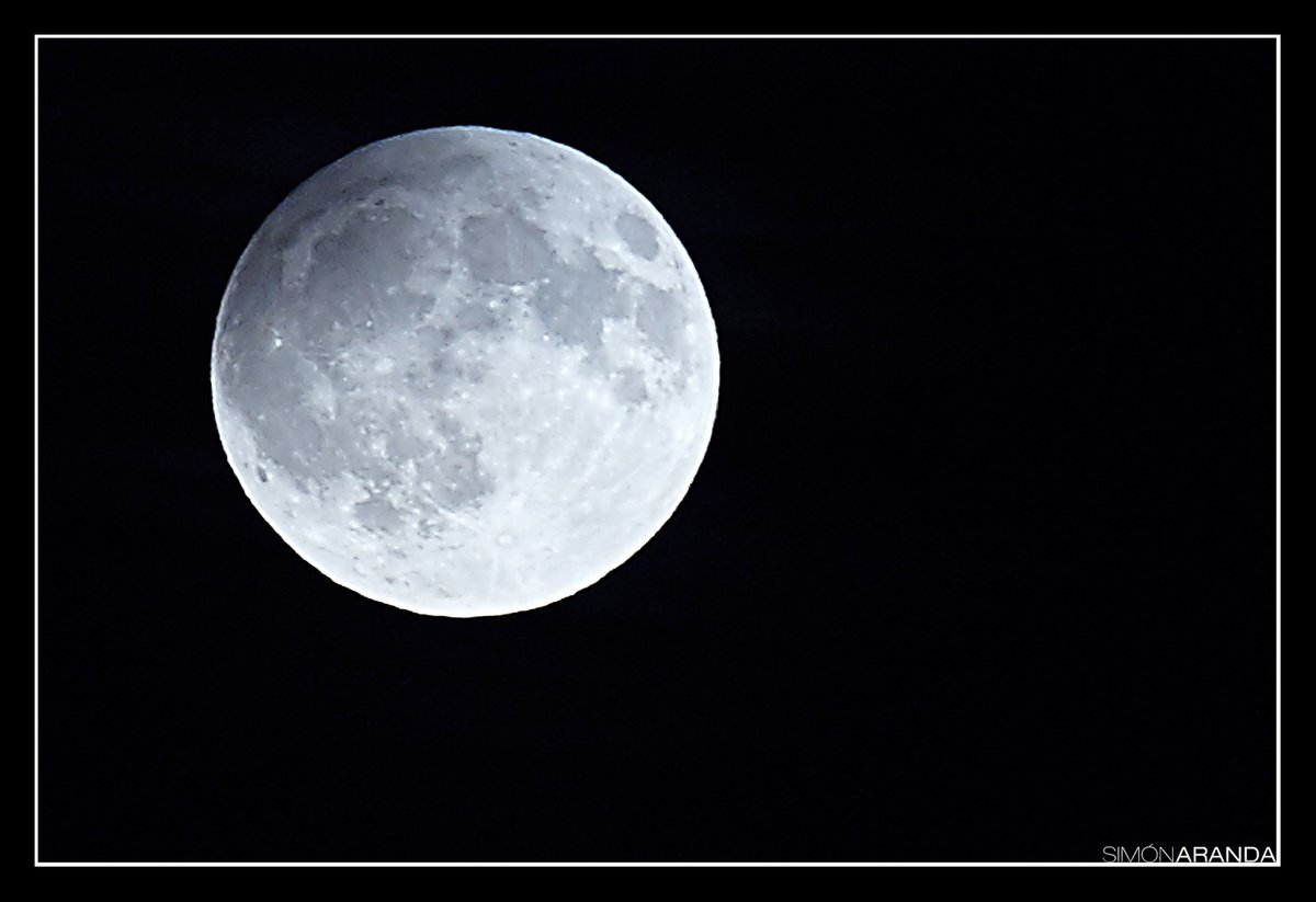 Cotril_TC's tweet photo. Última luna de Verano. que viva el otoño. https://t.co/c5Ks7EDyyt