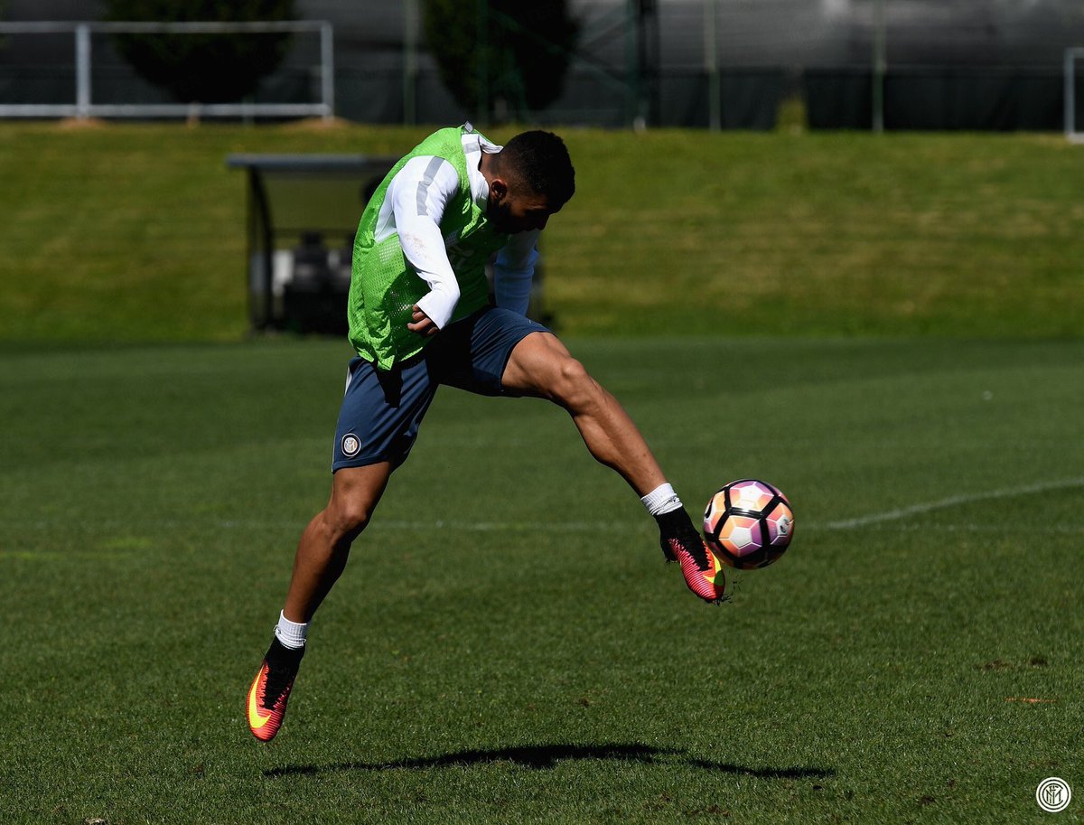 gabigol's tweet image. ⚽️⚽️⚽️🔵⚫️☝🏼️😉