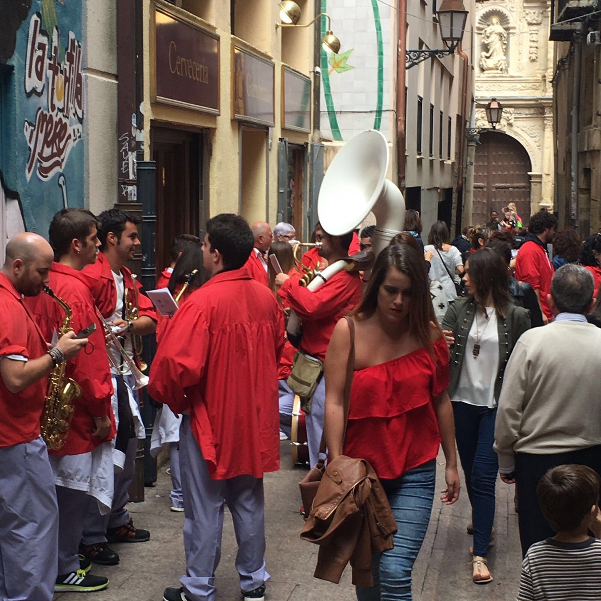 Y en la Calle San Juan y su travesía fiesta grande también.#SanMateo16