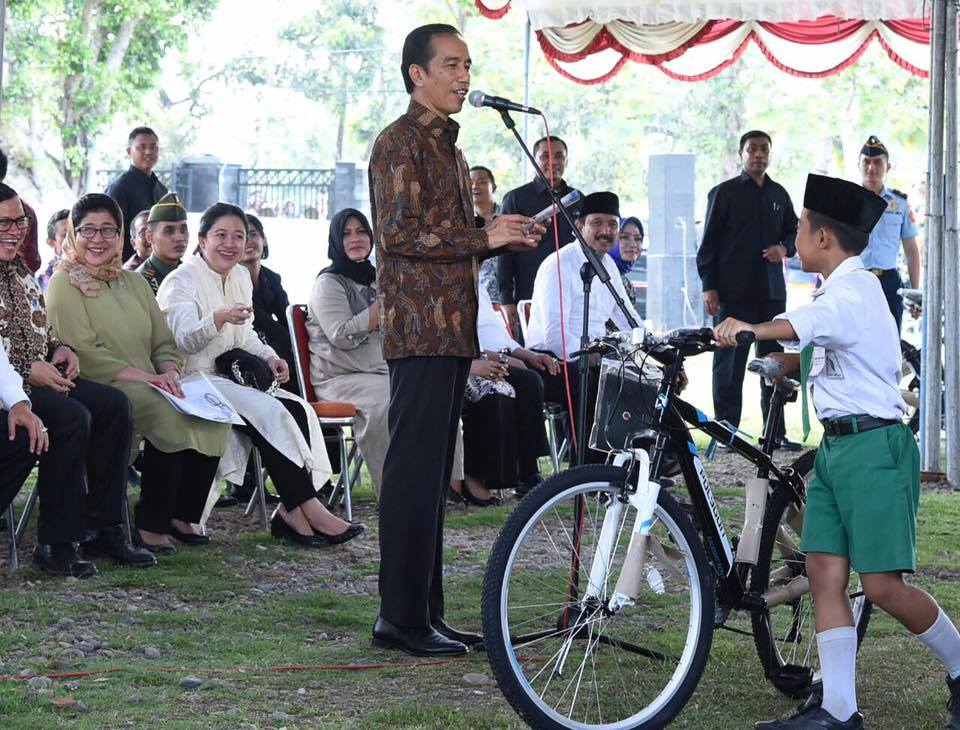 Pak @Jokowi di Ponorogo hari ini.. Presiden kok selo ngono ya... Love YOUUU!!