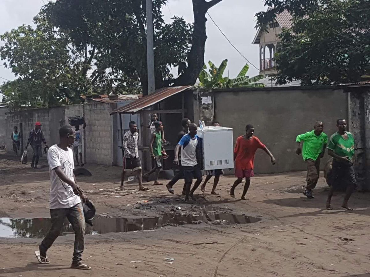 leopard244's tweet image. En manque de produit de 1ère nécessité, ils décident d'emporter tout sur leurs chemins.. #RDC #Kinshasa