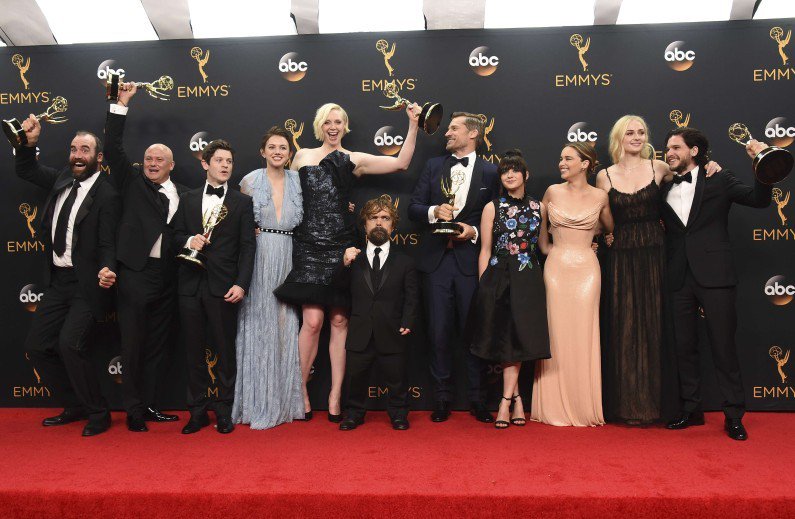 питер динклэйдж рост. питер динклэйдж игра престолов. игра престолов персонажи в полный рост. битва престолов актеры. рост персонажей игры престолов.