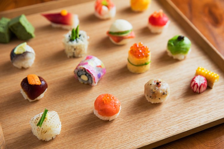 八芳園 可憐に咲く花のような色とりどりの手毬寿司で 召し上がっていただいた皆さまに笑顔の花が咲きますように そんな想いをこめて料庭 槐樹の寿司職人 安田がお届けする手毬寿司 はなえみ T Co Kipxkb1imu T Co Vpodqhzqfd Twitter