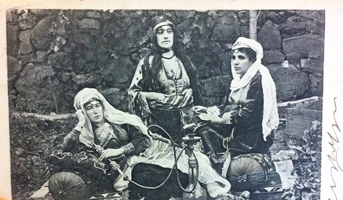 Gürcistan, Batum'dan ABD'ye gönderilen bir kartpostal, Ermeni kadınlar nargile içiyor, 1900