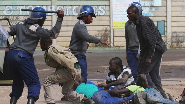 GKMwa's tweet image. Tortured Zimbabwe activist to be operated on Monday following ‘torture’ in police custody thezimbabwenewslive.com/health-fitness…