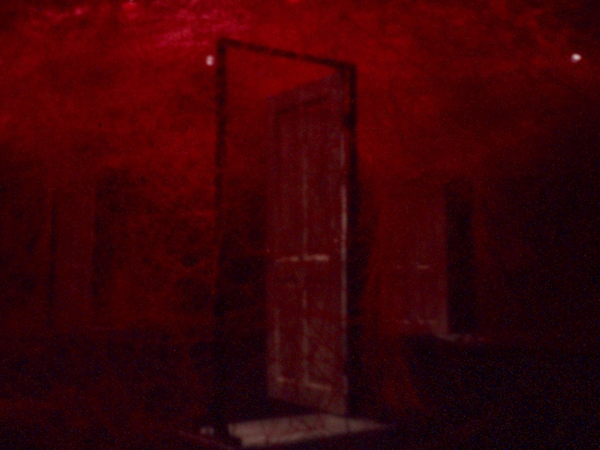 Og Kaatにて塩田千春 鍵のかかった部屋 記憶を象徴するような遺物と それを繋ぎつつ空間全体に広がる赤い糸 のインスタレーション 今回は古い鍵と五枚のドア 張り巡らせた糸の中にいると それがいつしか血管のように見えてくる T Co