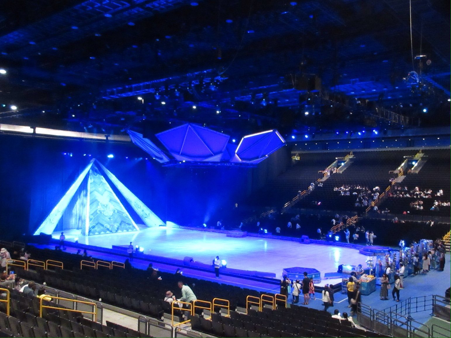 ダー岩井のツーリング写真館 ディズニーオンアイス アナと雪の女王 埼玉公演最終公演 近所のコンビニで買った前売り券でしたが まさかの最前列とか驚いた いや 流石にこれは近すぎだろう 笑 T Co Ynt9iyqkzb Twitter