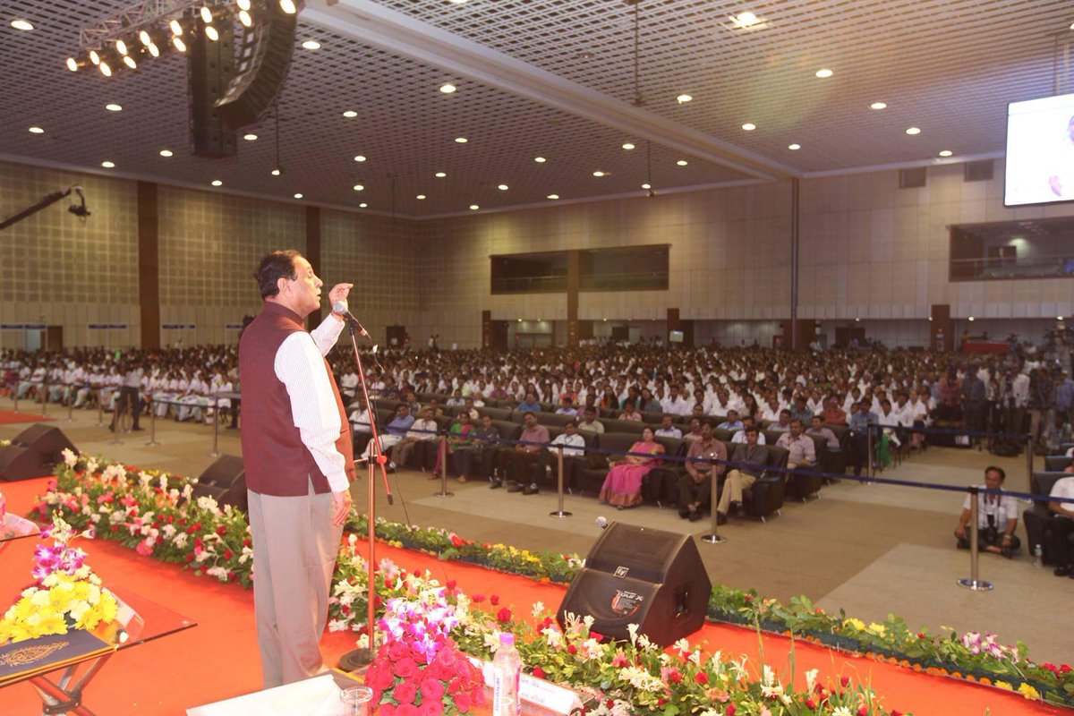 vijayrupanibjp's tweet photo. Happy to induct 1500+ nurses,pharmacists &amp; physiotherapists in d state health dept. Distributed appointment letters. https://t.co/Oo31SiKCwl