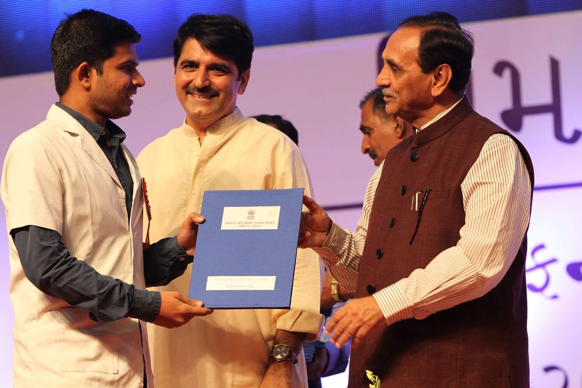 vijayrupanibjp's tweet photo. Happy to induct 1500+ nurses,pharmacists &amp; physiotherapists in d state health dept. Distributed appointment letters. https://t.co/Oo31SiKCwl