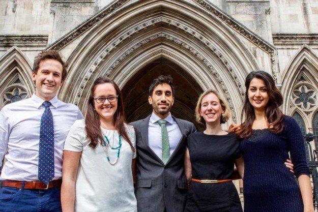 BuzzFeedUK's tweet photo. #juniordoctors taking Jeremy Hunt to court hope to bring transparency to bitter contract row
https://t.co/hLBzswvFH8 https://t.co/jmv0zfcKWQ