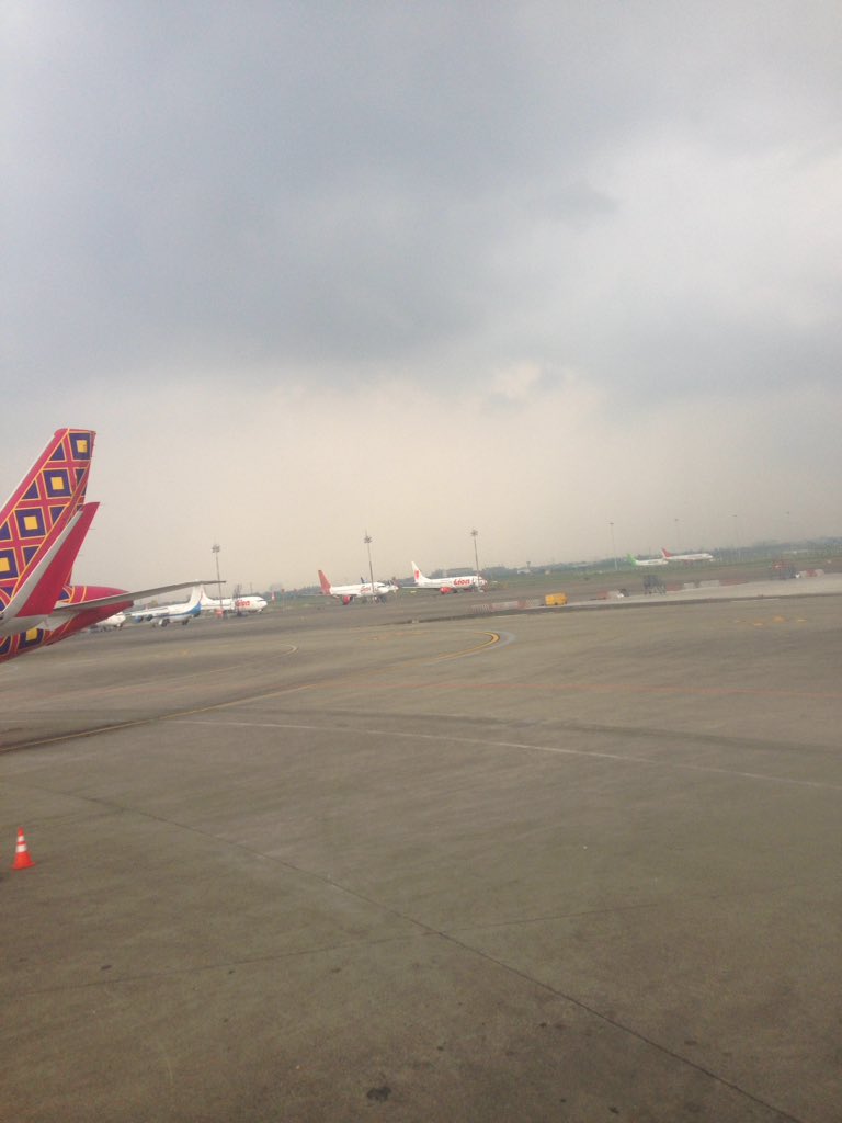 Aldiary1602's tweet photo. Citylink Medan-Bandung gagal landing yup kami di sini di cengkareng🤘😑😑 https://t.co/vOZmD43lSV