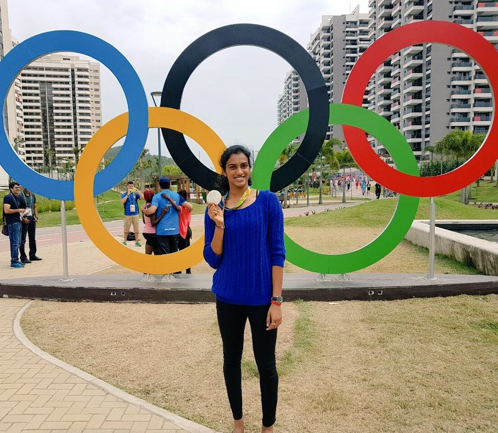 Pvsindhu1's tweet photo. Today it's been one month ........ one of my biggest achievements..my dream 😘
#olympicmedal#silver#proud moment https://t.co/ogv399KHyM