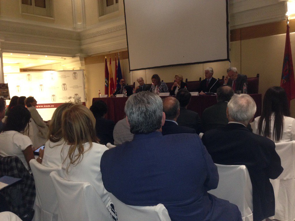icam_es's tweet photo. .@SoniaGumpert inaugura con @ManuelaCarmena exposición #DerechosRefugiados:11 vidas en 11 maletas y .. (1/2) https://t.co/zWPLZuL47D
