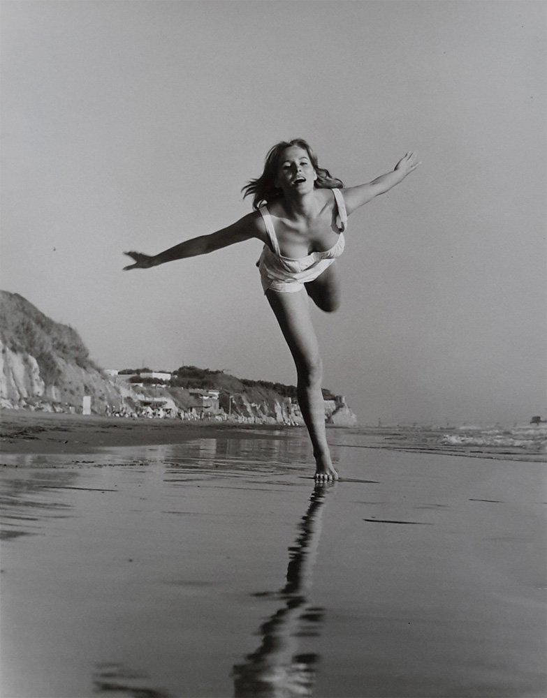 IconicPrints's tweet photo. In need of #mondaymotivation? Visit a young Ursula Andress @CoL_Gallery #rare #photography by Peter Basch https://t.co/QBDxzZ4lwE