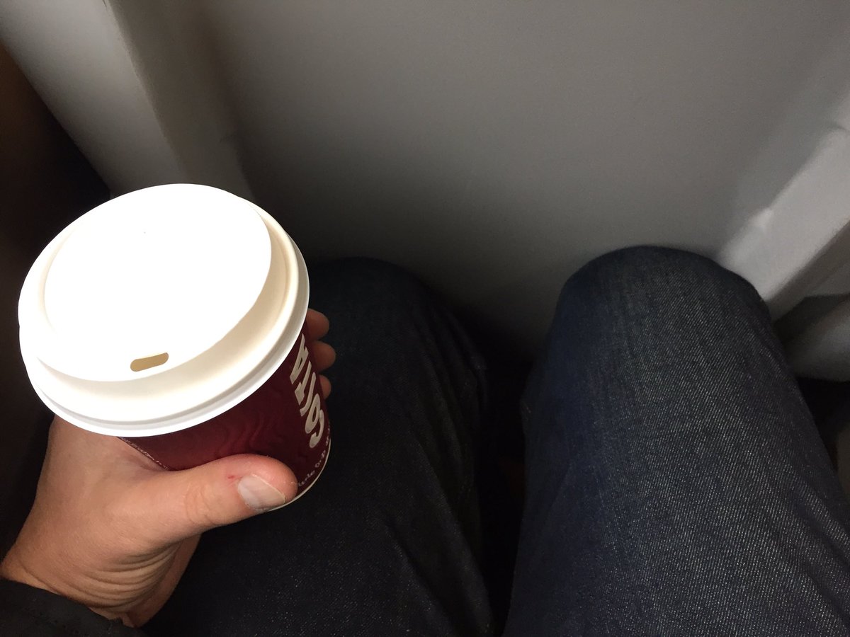 andrewfrankish's tweet photo. @northernassist never been on a train with such little let room, actually hurting my knees! https://t.co/xt7IRpC1R4