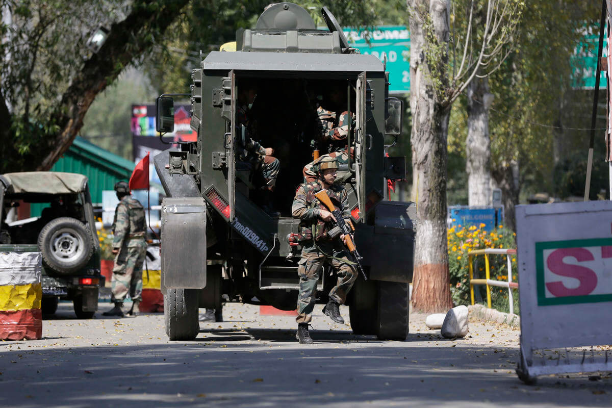 Terroristi uccidono 17 soldati indiani al confine col #Pakistan buff.ly/2da2p7w #India <a href="/majunteo/">Matteo Miavaldi</a>