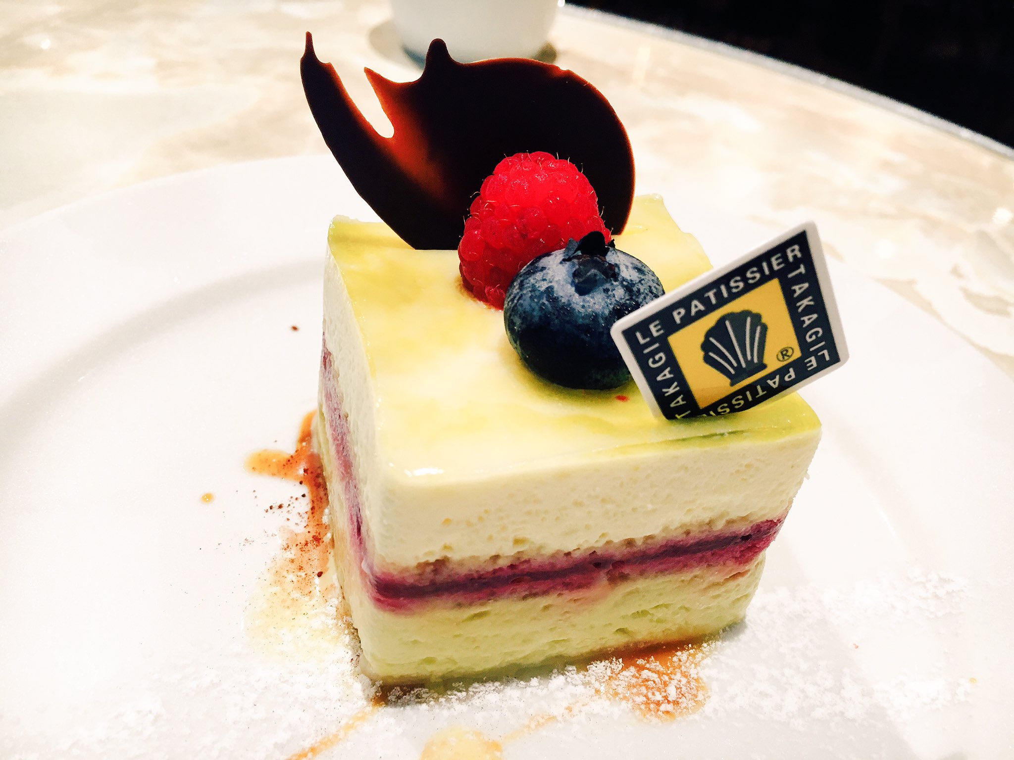 Ku ル パティシエ タカギ ペッシュ ドゥ ヴィーニュ コートダジュール ランチどきに行ったのですが とても賑わっていて人気ぶりが 伺えました ケーキも甘すぎず あっさりめの 味だったのでとても私好みで 美味しかったです T