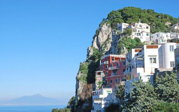 ouchidenet's tweet photo. イタリアにある、カプリ島♪
街並みもキレイ♪♪ https://t.co/7rLHaJV6Fl
