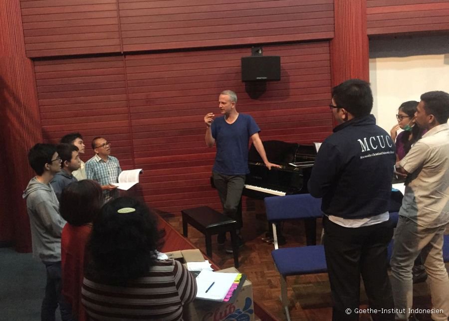 GI_Indonesien's tweet photo. @FinkNicolas sedang memberikan pelatihan ttg cara menghitung ketukan dng benar #ChoirConductor https://t.co/yQaDgsZql4