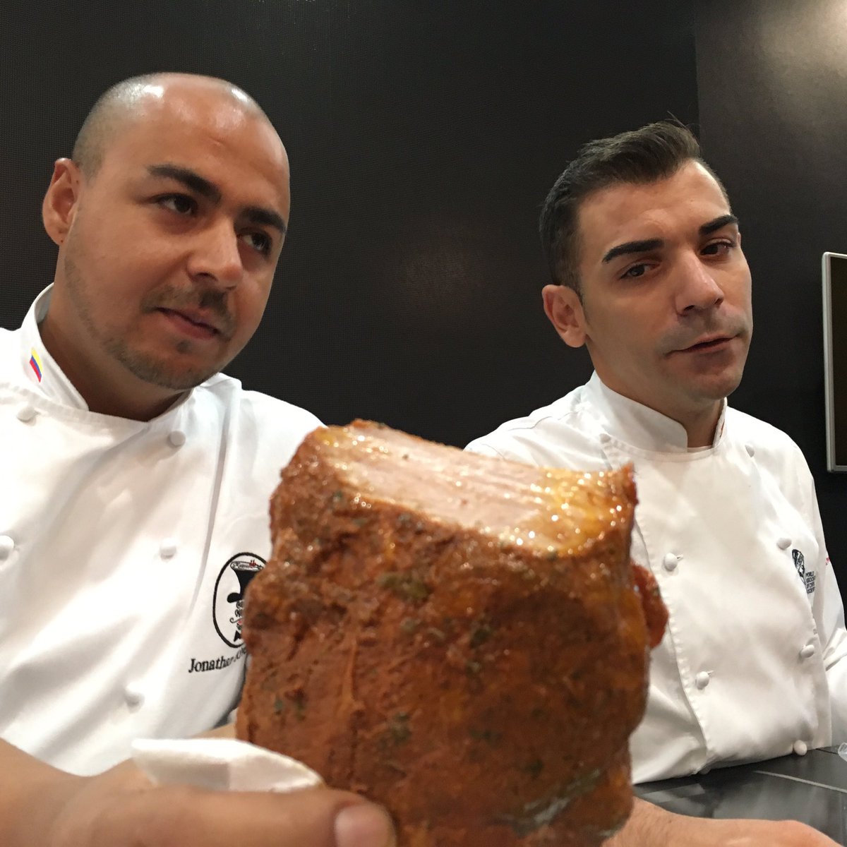 En <a href="/MIXOLOGYA/">MIXOLOGYA</a> nuestro chefs empiezan con el espectáculo gastronómico, <a href="/Charlie_Champag/">Charlie Champagne</a> con presa de <a href="/eurosibari/">EUROANCHOAS-SIBARI</a>