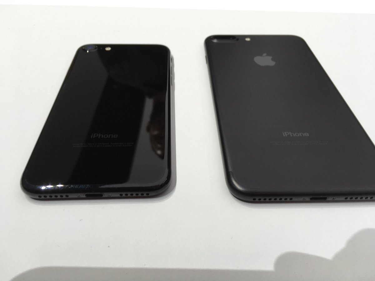 Чем отличается черный. Iphone 7 черный матовый. Iphone 7 Black Onyx и Jet Black. Iphone 7 Plus черный Оникс. Iphone 7 Jet Black матовый.