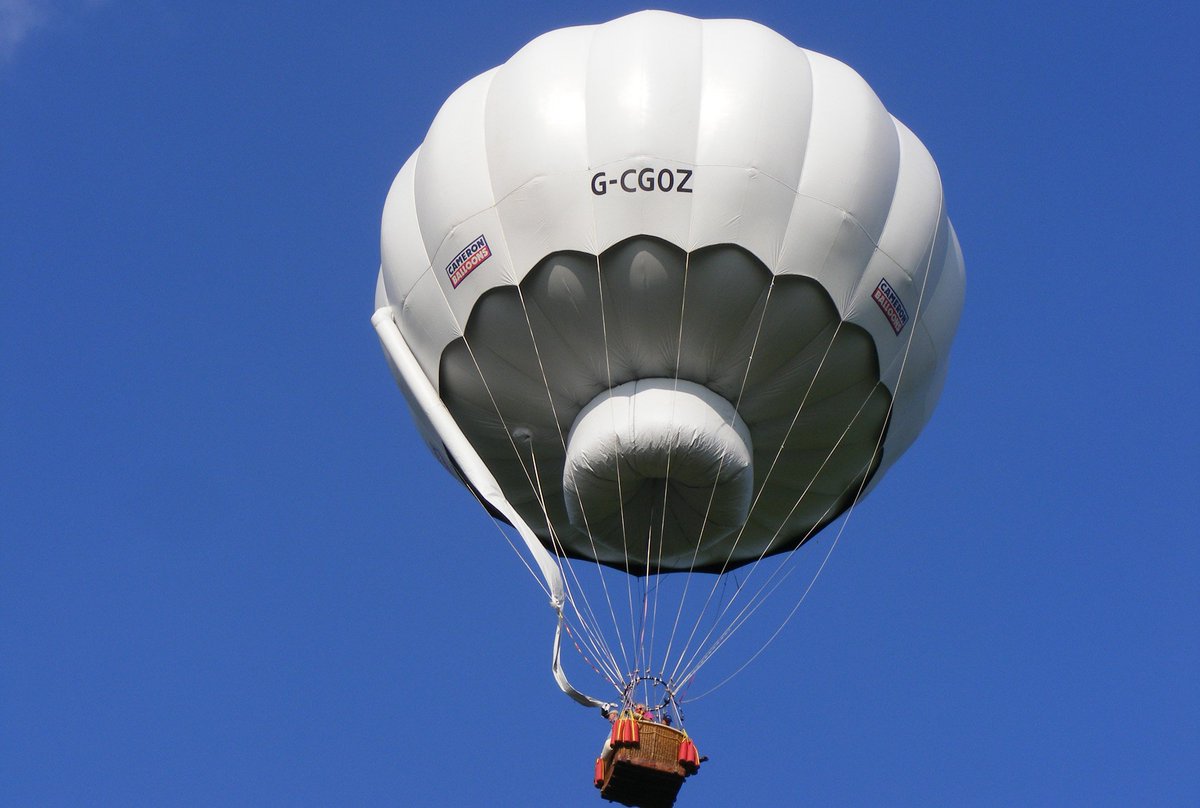 TeamGBGas's tweet photo. Watch #gordonbennett gas balloon race live https://t.co/BMQgW27FHs. 3 balloons landed already.Our team still flying! https://t.co/xbzYNKk9o0
