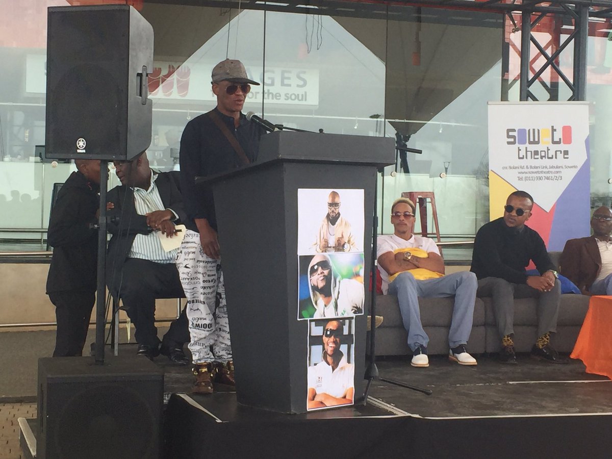 ewnreporter's tweet image. #RIPMandoza Fellow Chiskop member General paying tribute to Mandoza. MC