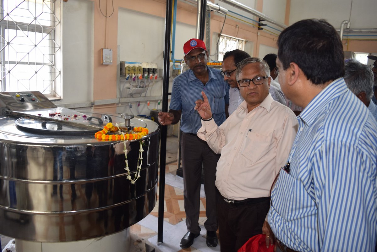 GMSERAILWAY's tweet photo. @sureshpprabhu INSPECTION OF  SANTRAGACHI MECHANIZED LAUNDRY TO PROVIDE CLEAN AND HYGIENIC LINEN TO THE PASSENGERS https://t.co/sLe9oW0rUt