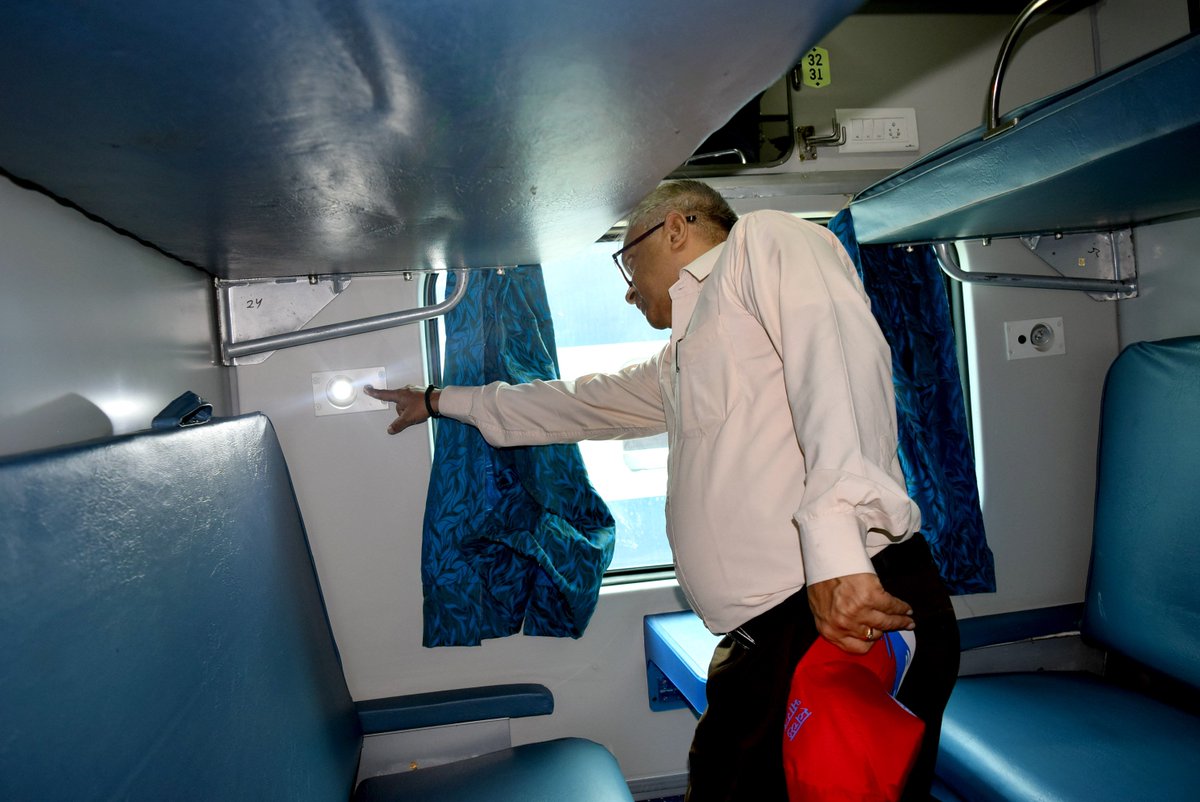 GMSERAILWAY's tweet photo. @sureshpprabhu INSPECTED COACHES AND PANTRY CARS ON SWACHH RAILGAADI DAY TO ENSURE BETTER SERVICE TO THE PASSENGERS https://t.co/eTngL3BRdM