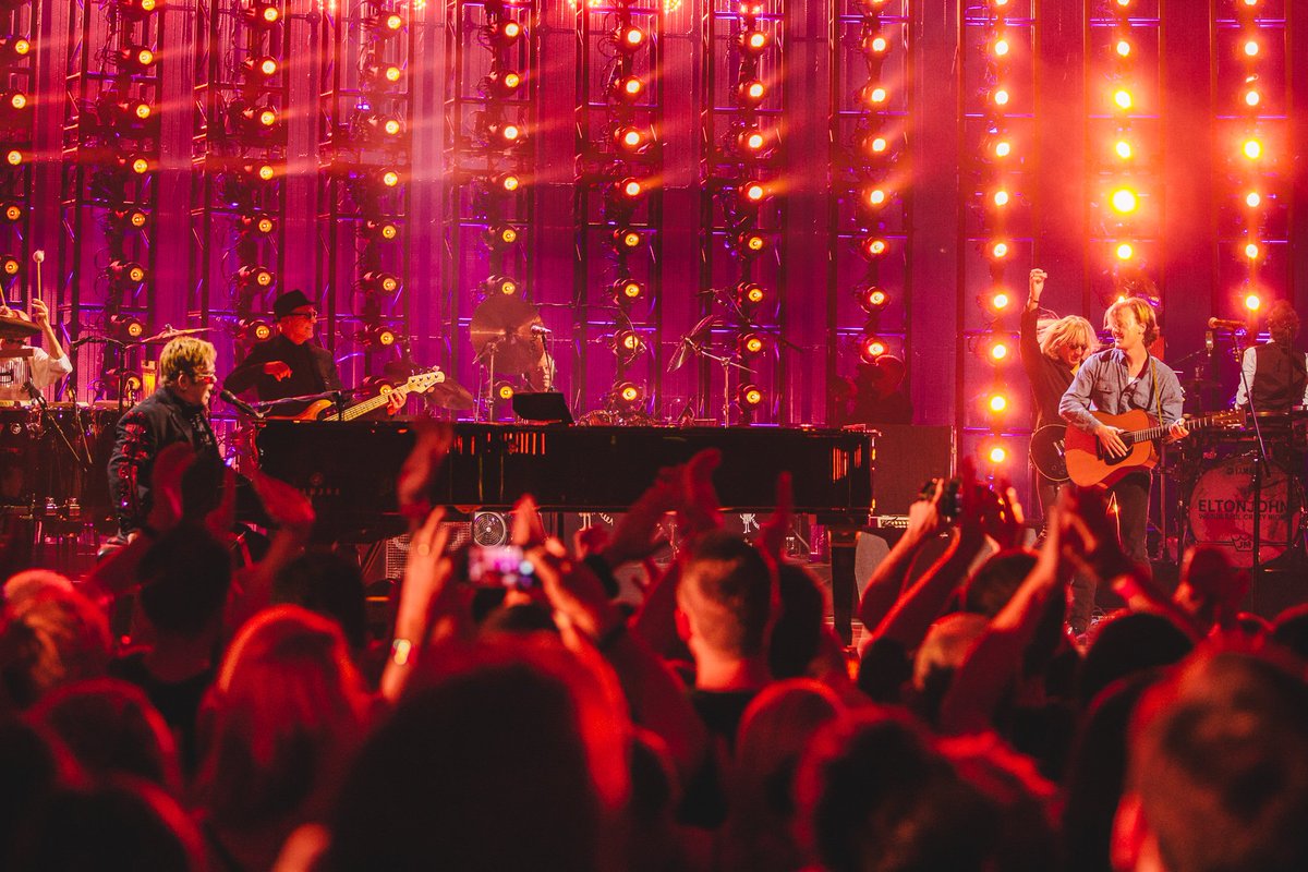 AppleMusic's tweet photo. Relive #AMF10! 🎤 🎉
@eltonofficial
@SoGallant
@QueensChristine
@rosielowemusic
@parkermillsap
https://t.co/gh0QEt2BJn https://t.co/rhqSIUJaso