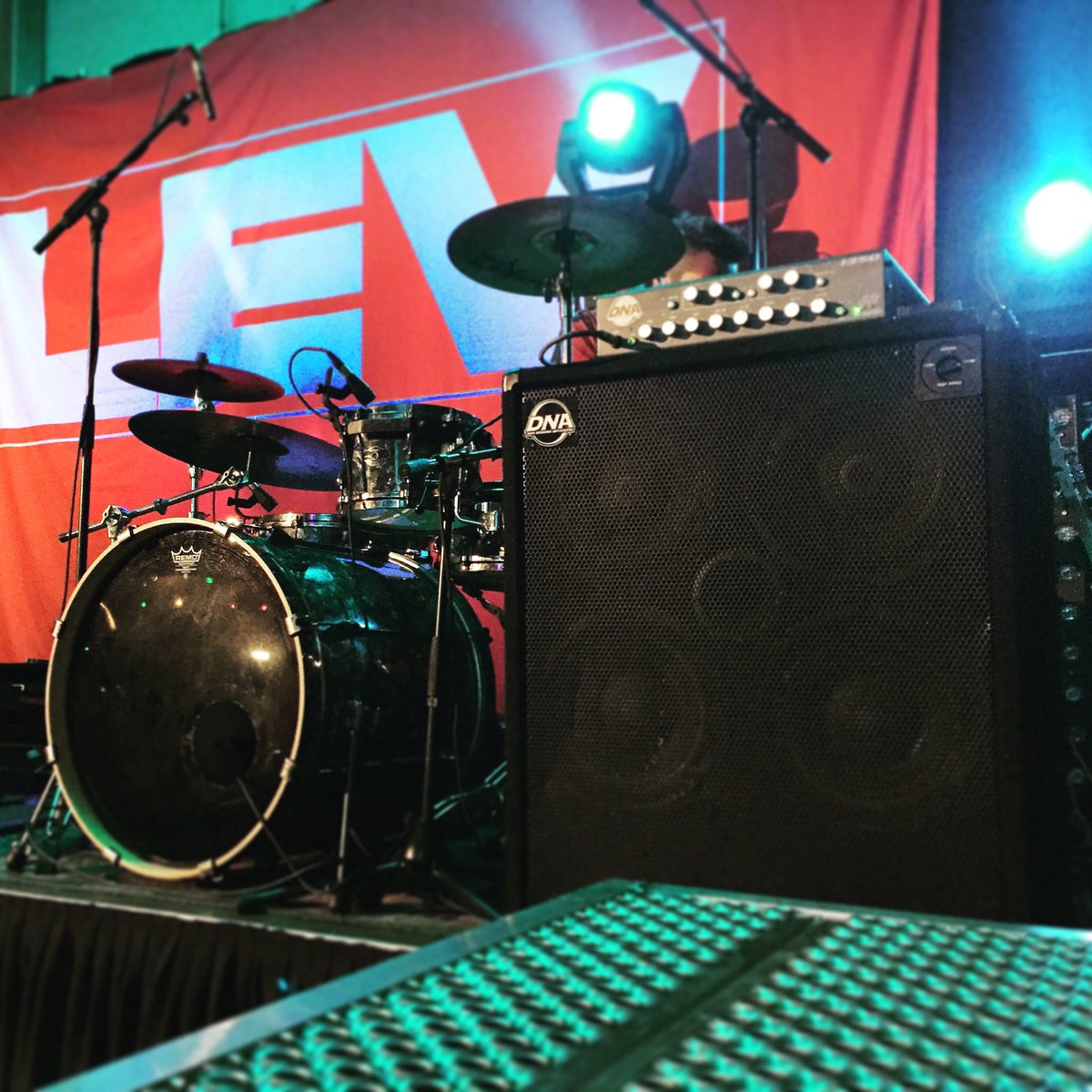 chrizzfinger's tweet photo. Touring with the @dnaamps 1350 head and a DNS410 cab! #levismore #tour #2016 #bassgear https://t.co/IUaSVZNszF