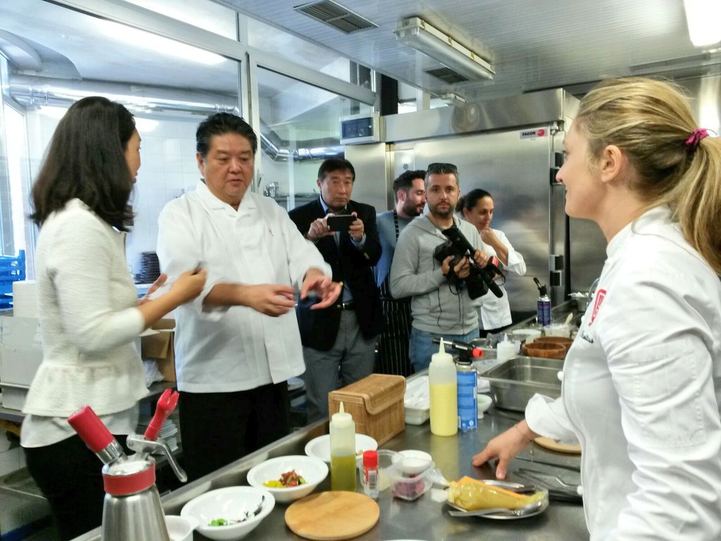 laALACENARoja's tweet photo. .@luciafreitas82 de @XantarTafona  presenta a #chef #Koyama los productos de su propia #huerta. #chefKoyama @C_S_H_G https://t.co/yvGdb7QO9Y