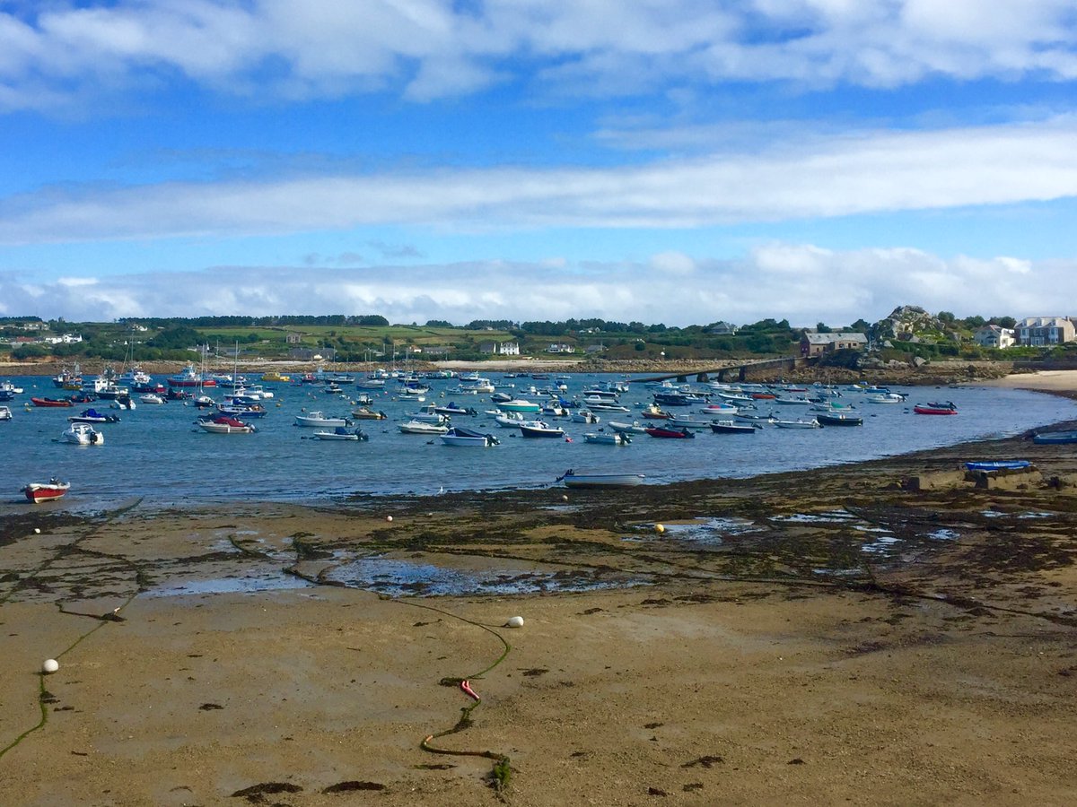 WillSherwood1's tweet photo. St Mary's Harbour, Isles of Scilly. The perfect place to be on #NationalTalkLikeaPirateDay #HTCC2016 https://t.co/xSpOzdvNOa