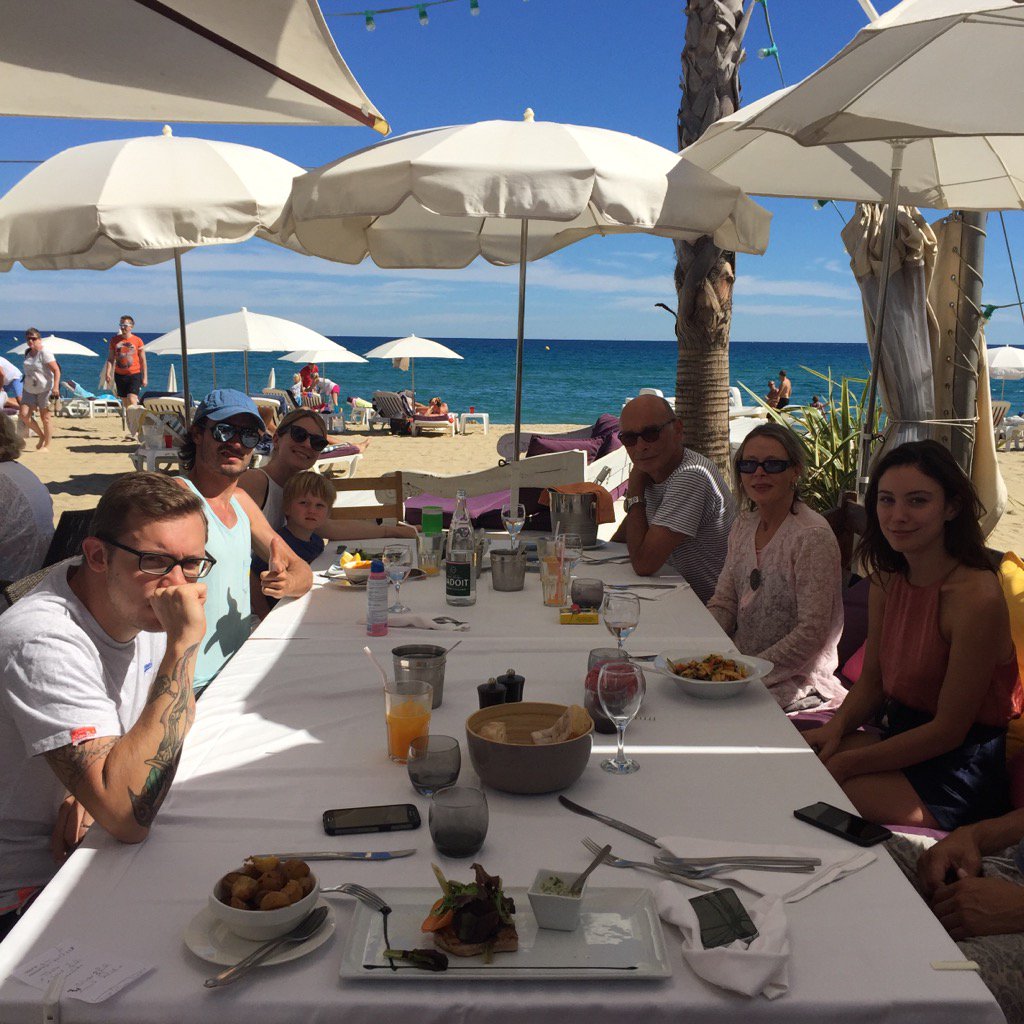 jamessfaulkner's tweet photo. Randyll at the beach for lunch en famille "they're not fat enough..." #GameofThrones #DaVincisDemons #Underworld https://t.co/uFpr8oldLv