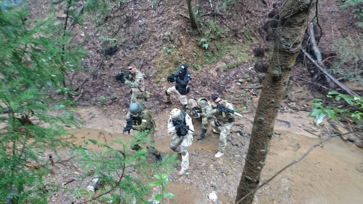 タクヤ 昨日は６人で八王子の天狗山のサバゲフィールド行ってきた 山奥で川が流れてるフィールドだから雨の泥濘で滑るし泥だらけになったけど面白いフィールドだったからまたいきたい うさぎさんチーム T Co Jijp2fglsp Twitter