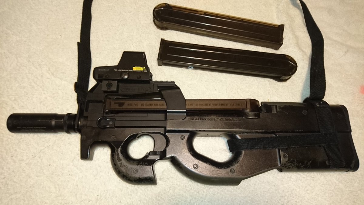 夜勤d A Twitter サブマシンガンやアサルトライフルなんかの長い銃はこんな風にストック 銃の後ろの部分 の底を肩に押し当てて頬をストックに押し付ける感じで構えて撃つのが基本っす W ノ T Co Ywk5rdyrgm