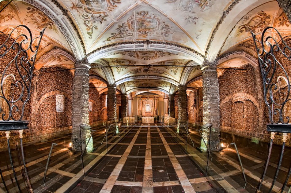 BezzComments's tweet image. Жуткие места: Часовня костей, Португалия