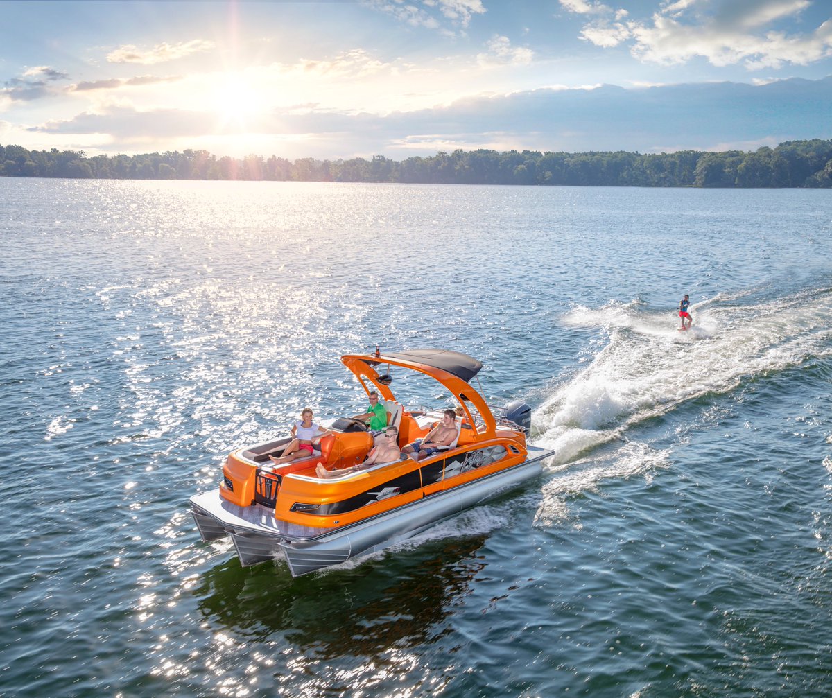 ManitouPontoons's tweet image. 2017 SHP models have a single #outboard rating of 350 #watersports #boating #lakelife