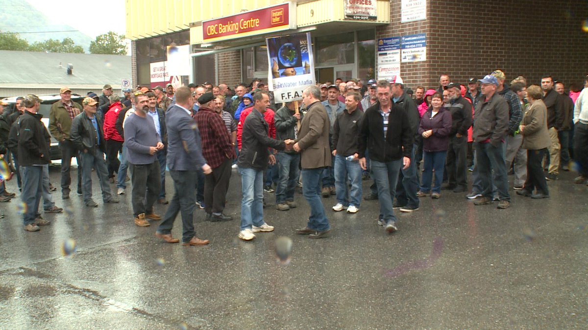 colleencbc's tweet photo. Fishers protest outside FFAW office in Corner Brook after meeting with @Fishermansroad https://t.co/Tsw3NFqeqc