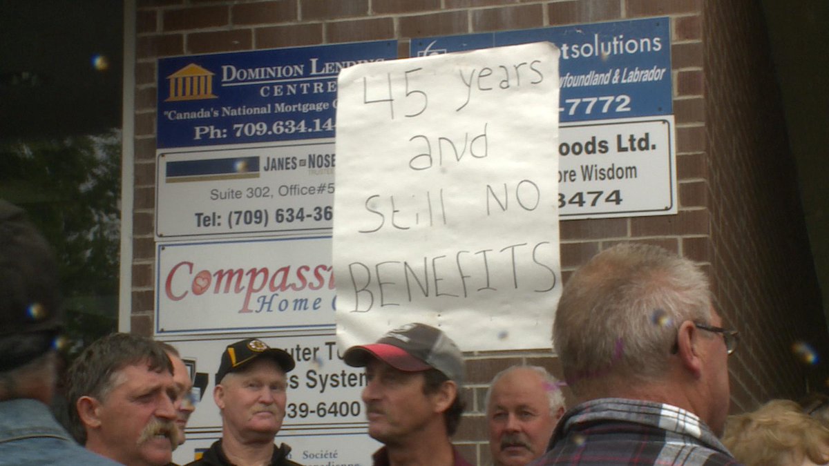 colleencbc's tweet photo. Fishers protest outside FFAW office in Corner Brook after meeting with @Fishermansroad https://t.co/Tsw3NFqeqc