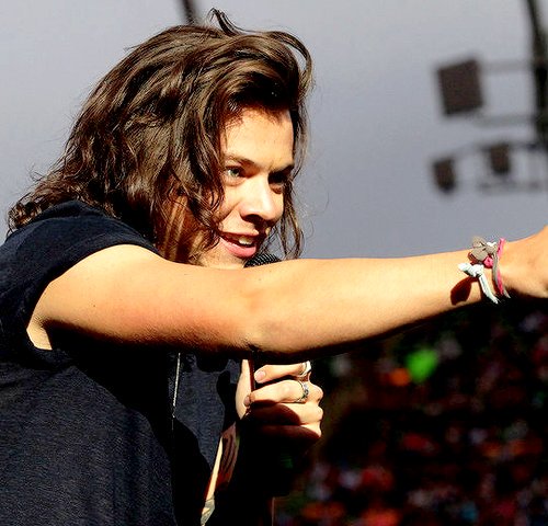 WhyLarryIsReal's tweet photo. the way his  hair falls!!! unreal https://t.co/7nsvLJgQof