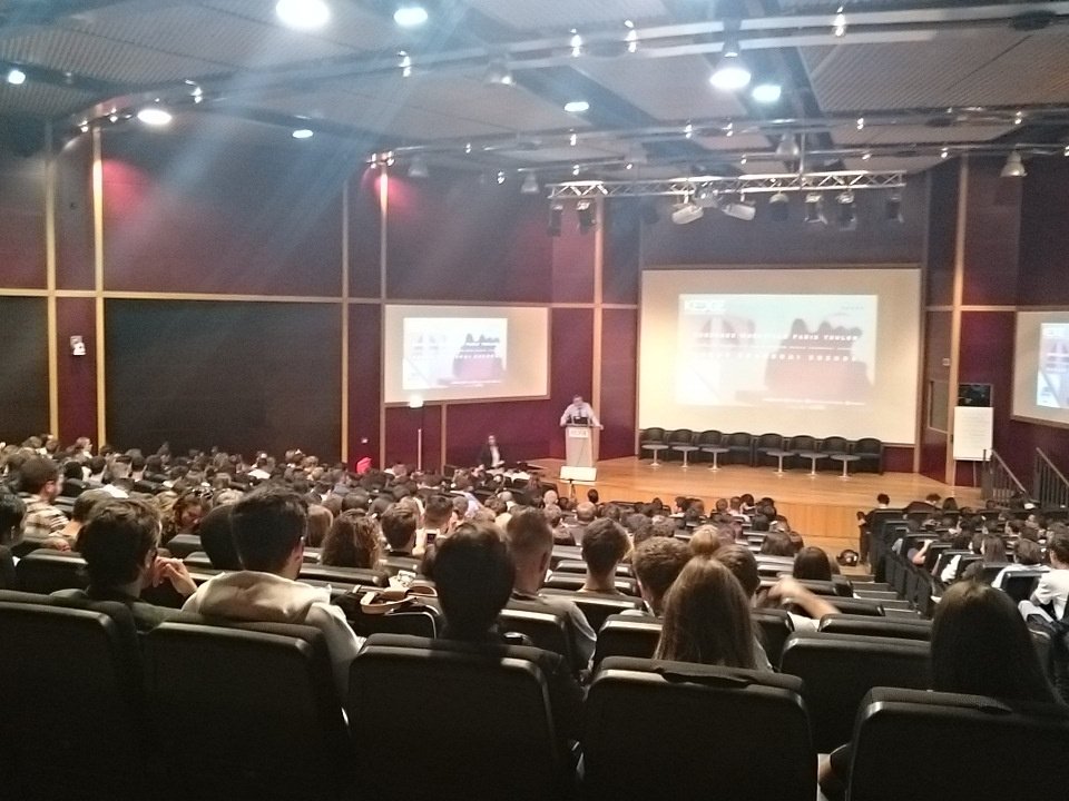 MatthieuTBS's tweet photo. Amphi de rentrée des MSc de @kedgebsMRS avec l introduction de @FroehlicherT  #welcomeMSc https://t.co/47IHGPKPuY