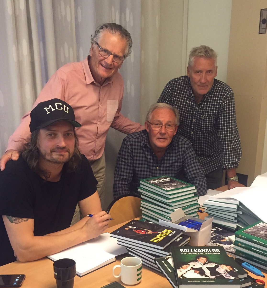 Signeringsdax med fina herrar Bo P och br Ohlsson! Fortf finns några sign ex kvar att köpa!!
idrottsforlaget.se/produkt/mats-m…