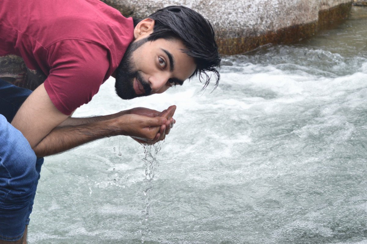 sufifawad's tweet photo. Mor v try 2 ctch hold of d present,mor elusive it bcomz .Jst lyk clutchng H2O in d hands #hardGrip #SlipsThruFingers https://t.co/YgNsbjth9y