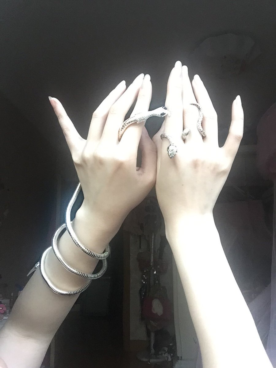 JasmineTingTing's tweet photo. #handmodel #nails #hand #snake #bodypartmodel https://t.co/Y8rgsj5Ftt