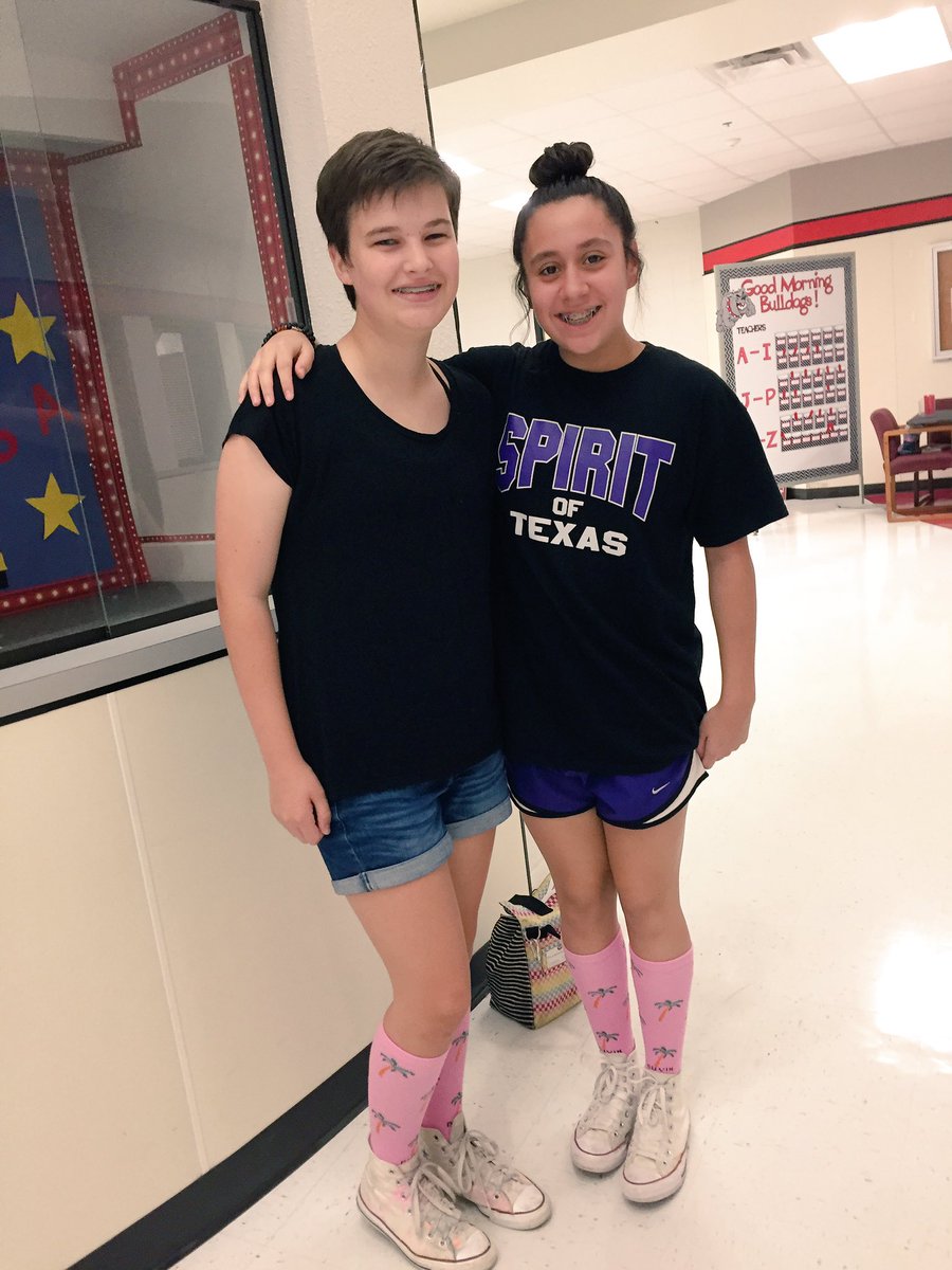 DavenportLH18's tweet photo. Twin day in full swing @BMSBulldogs #bmschamps https://t.co/M6qQVUguJx